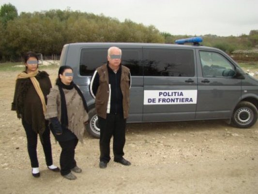 Patru migranţi sirieni şi două călăuze, depistaţi de poliţiştii de frontieră